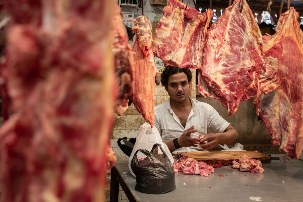 Mężczyzna sprzedający mięso w Indiach