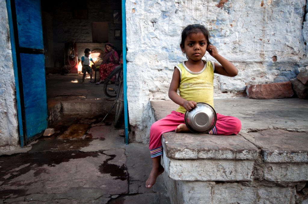 Mała dziewczynka z miską w Indiach