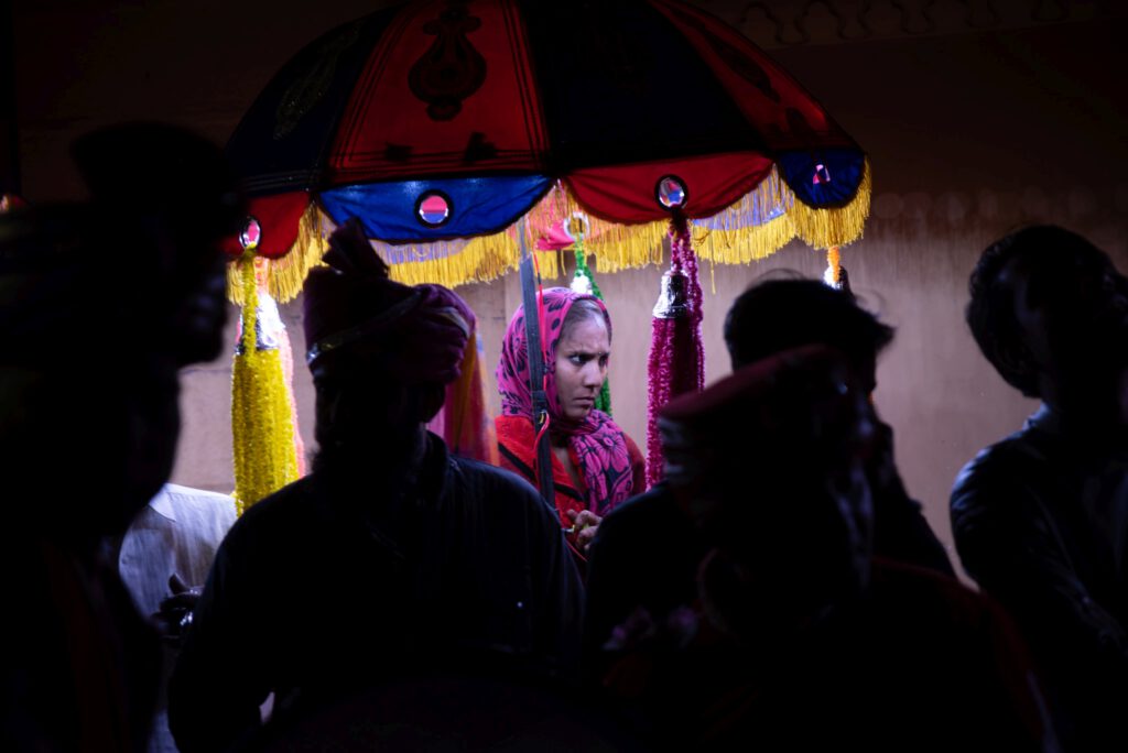 Indyjska kobieta pod parasolem