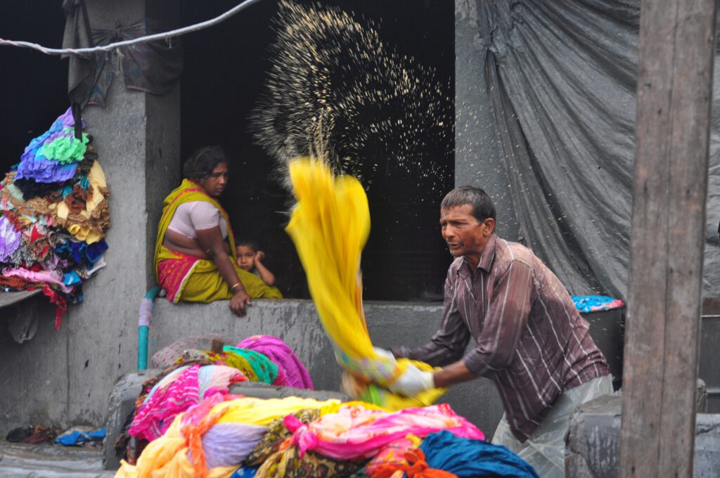 Mężczyzna robiący pranie w Indiach