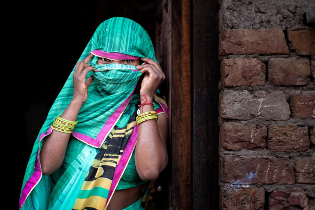 Indyjska kobieta, która się zasłania chustą