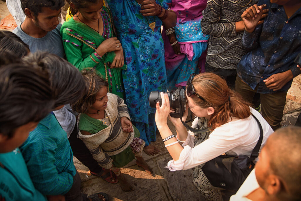 Turystka, która robi zdjęcia indyjskim dzieciom