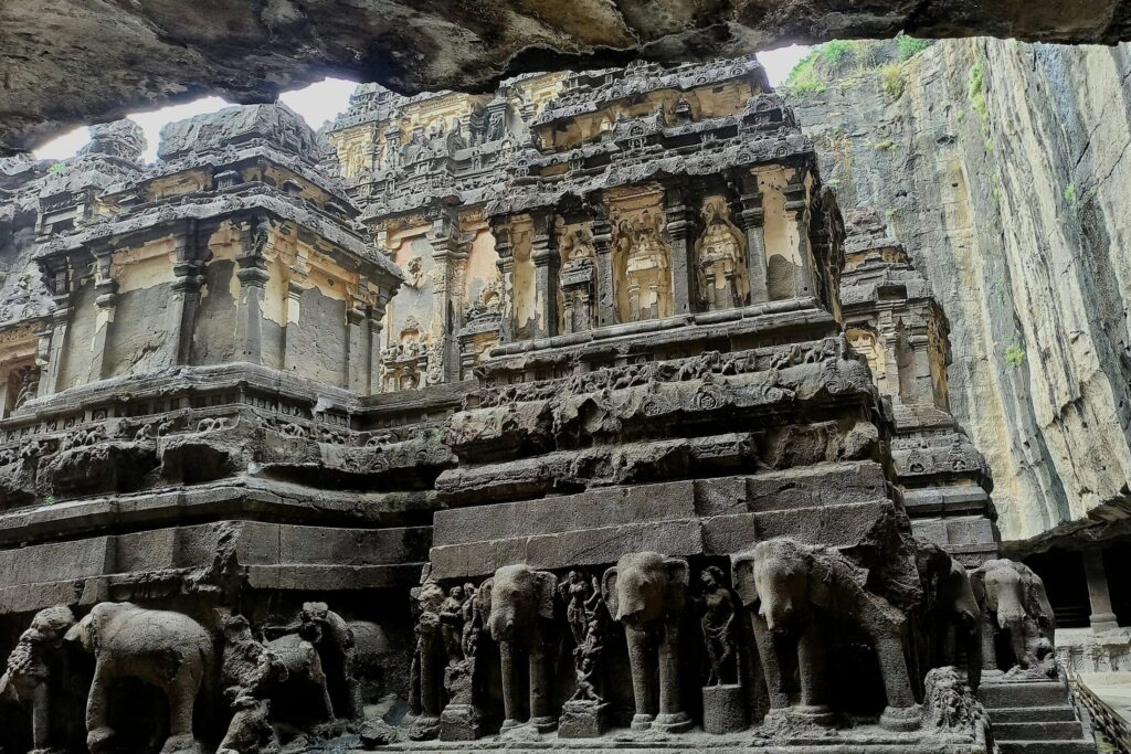 Jaskinie Ellora i Ajanta