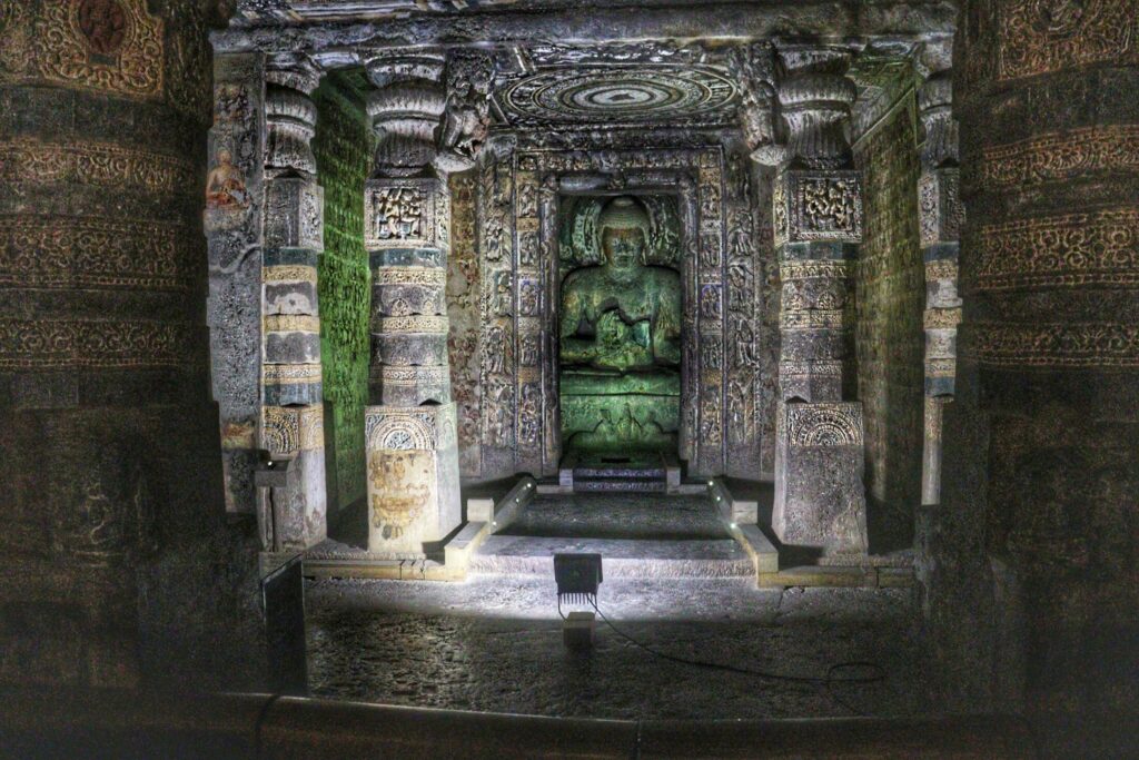 Jaskinie Ellora i Ajanta