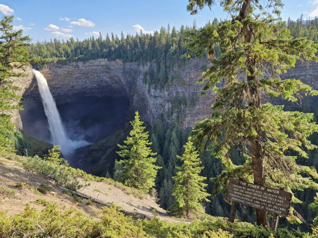 Wodospad Helmcken w Wells Grey Park